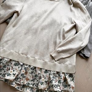 ❤️ 3/$10 Sweater w/Cute Floral Cut-Out in the Back
